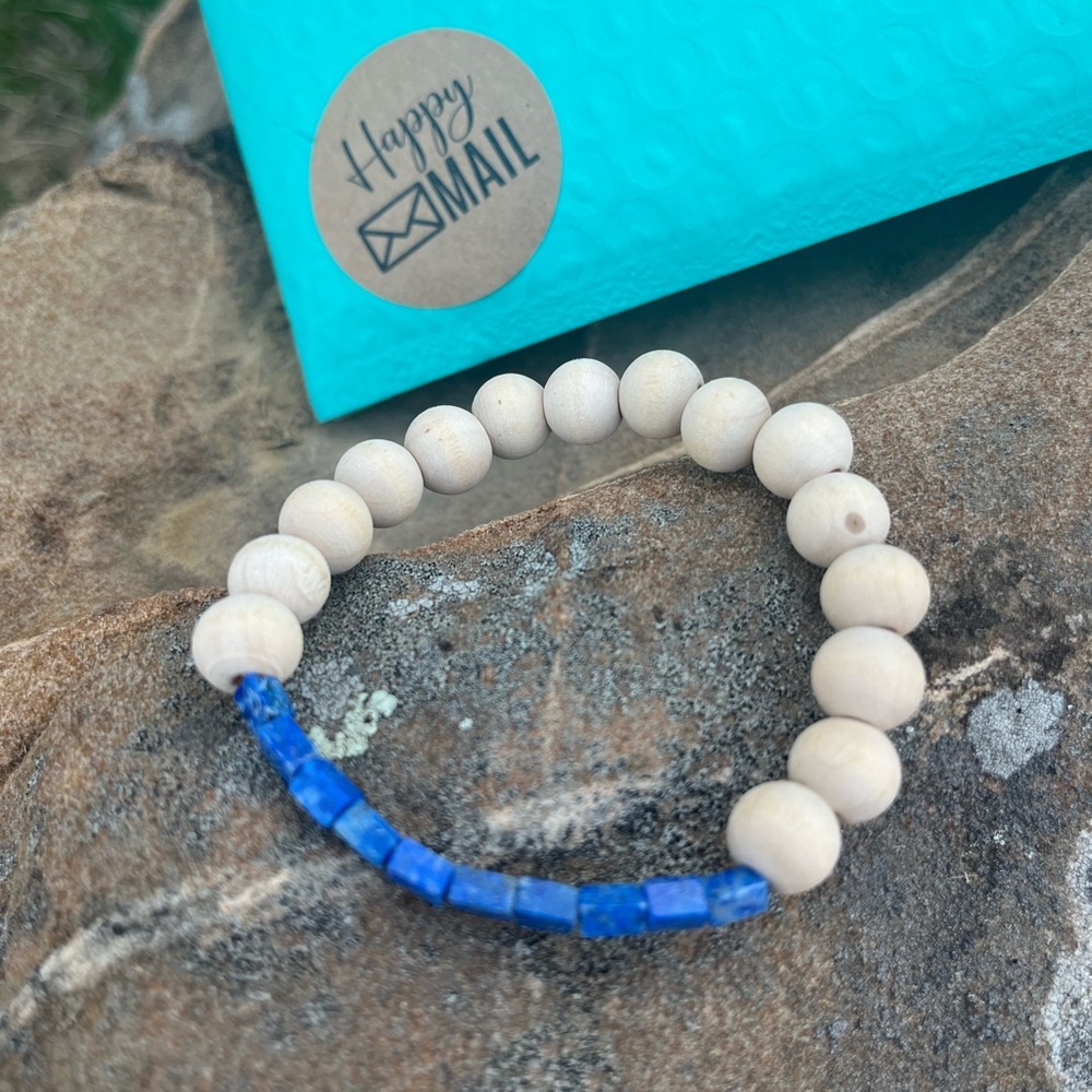 NWT 💙 Lapis and wooden bead bracelet for essential oils